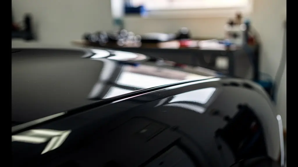 Gros plan surface peinture noire brillante montrant profondeur reflets coating céramique