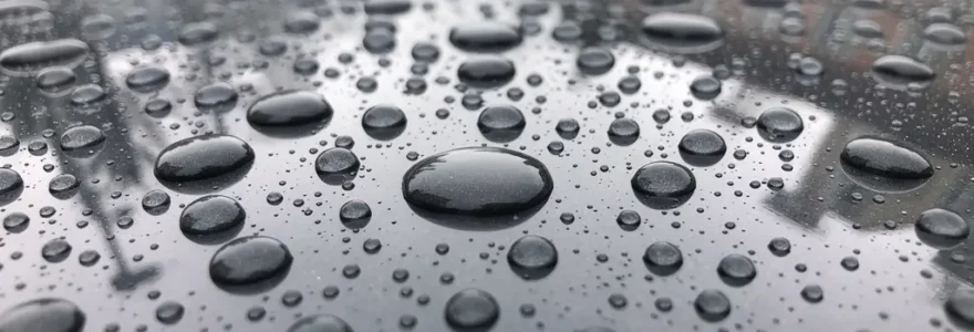 Gouttes d'eau perlant sur capot de berline traitée céramique